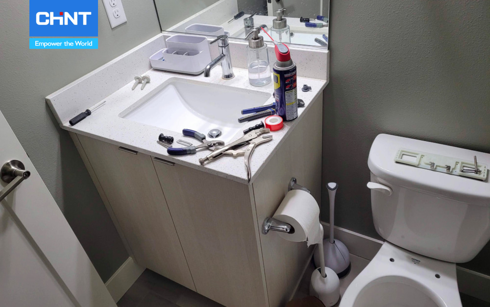 cach-lap-dat-o-cam-dien-trong-nha-ve-sinh-chint