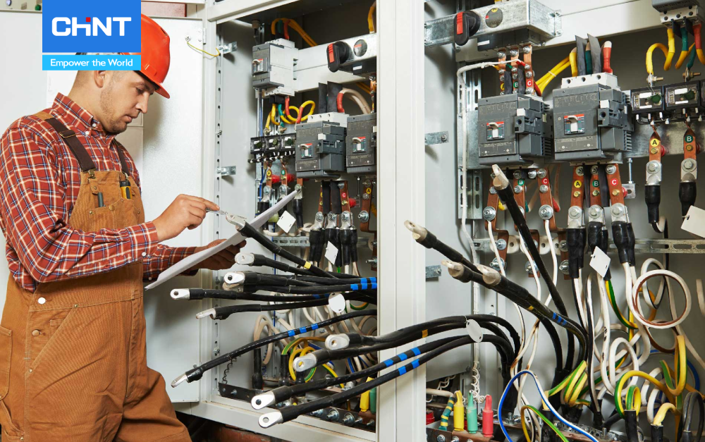 Tổng Quan Thông Tin Về Điện Dân Dụng Không Nên Bỏ Qua 4 công nhân lắp đặt điện dân dụng