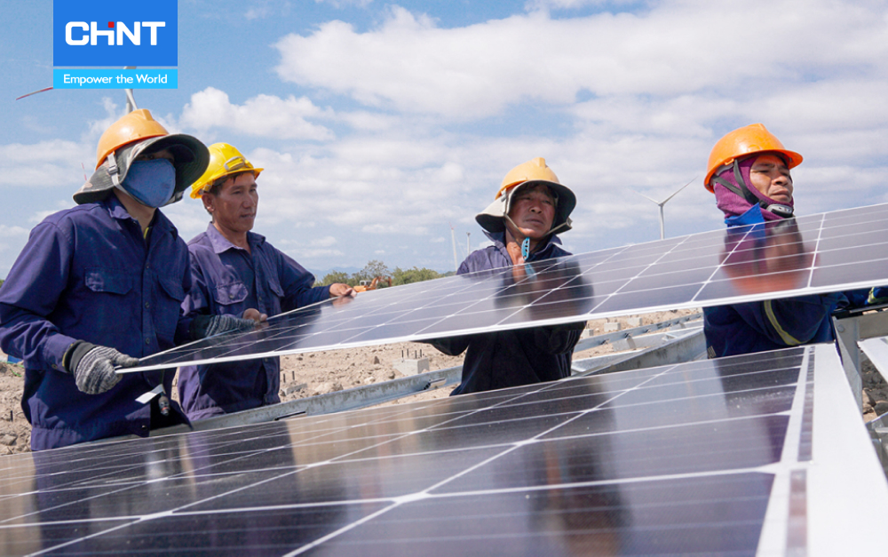 công nhân lắp đặt pin mặt trời để khai thác năng lượng ở việt nam