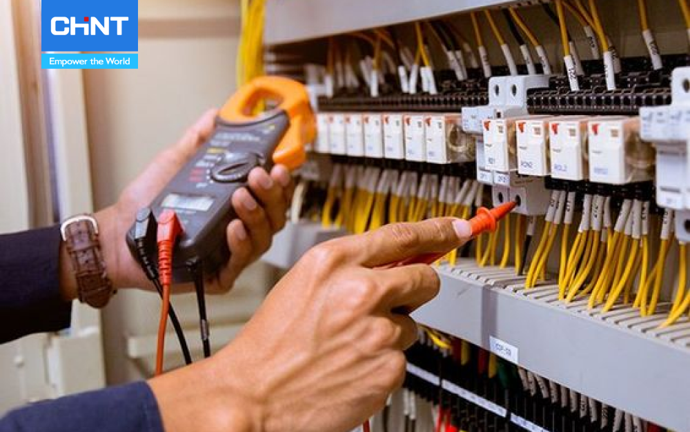 Tổng Quan Thông Tin Về Thiết Bị RCD 3 kỹ sư kiểm tra hệ thống điện khi RCD phát hiện sự cố