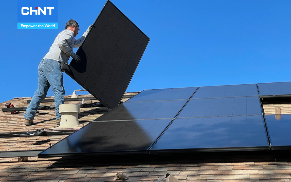 Điểm Qua Các Loại Tấm Pin Năng Lượng Mặt Trời Trên Thị Trường 2 công nhân lắp đặt các loại tấm pin năng lượng mặt trời