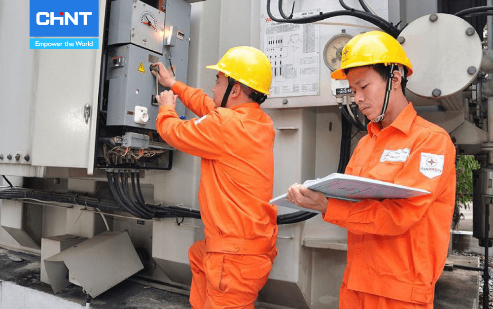 kỹ sư kiểm tra độ an toàn của hệ thống điện nhà máy