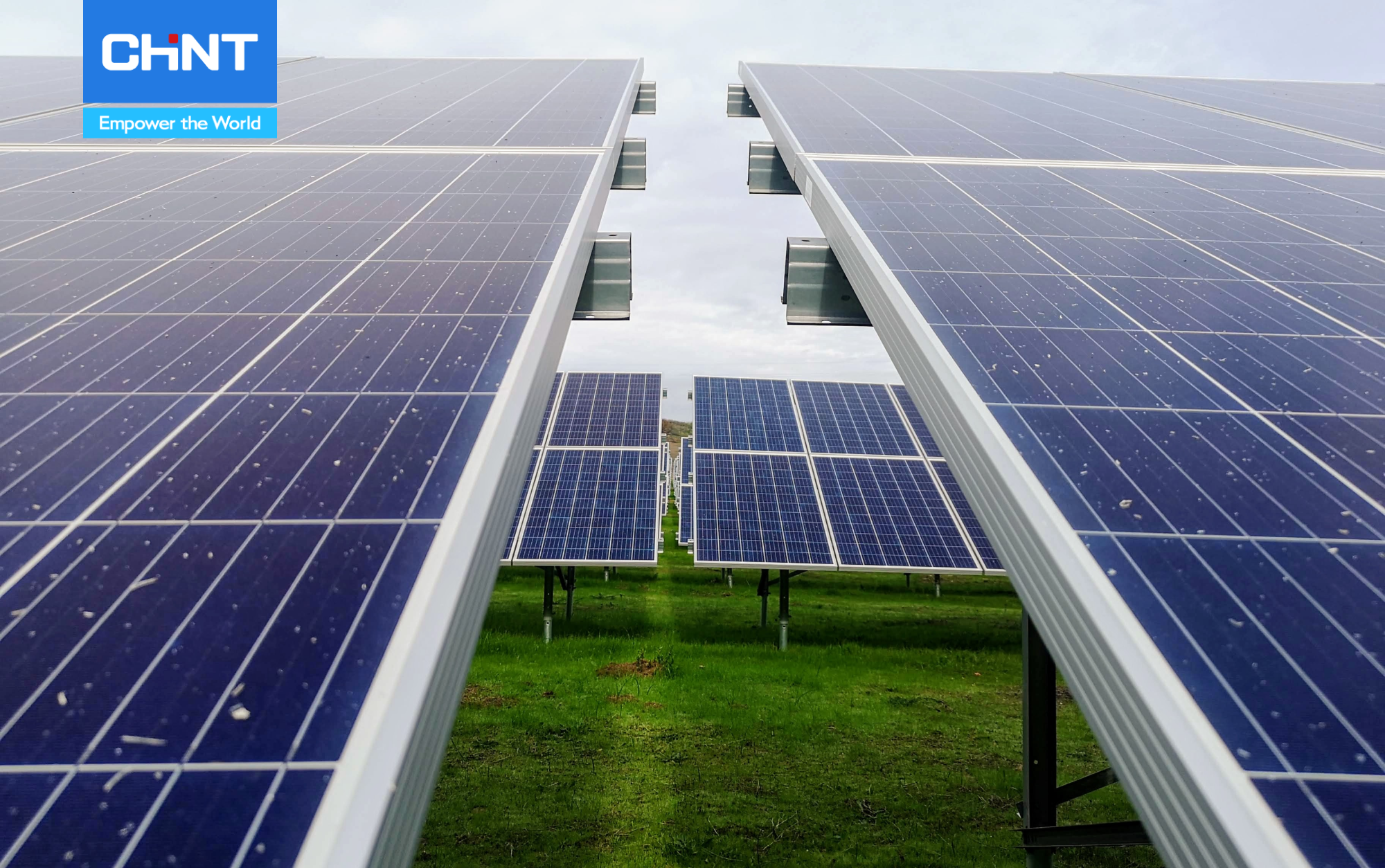 Lợi Ích Không Ngờ Từ Việc Vệ Sinh Tấm Pin Mặt Trời 2 Tiến hành vệ sinh tấm pin mặt trời nếu có mảnh vụ do thời tiết xấu mang đến