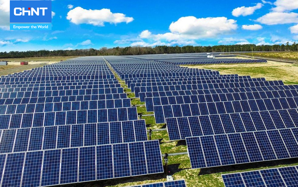 Xu Hướng Sử Dụng Năng Lượng Mặt Trời Phân Tán 1 Năng lượng mặt trời phân tán được lắp trên tấm pin mặt trời trên mái nhà, sân vườn