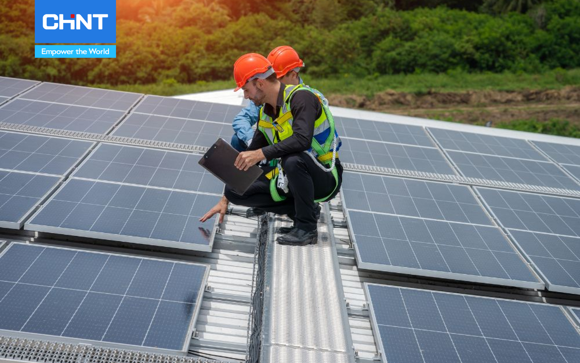 Hướng Dẫn Bảo Trì Tấm Pin Mặt Trời Đúng Cách 2 Vệ sinh tấm pin mặt trời cần phải đảm bảo an toàn