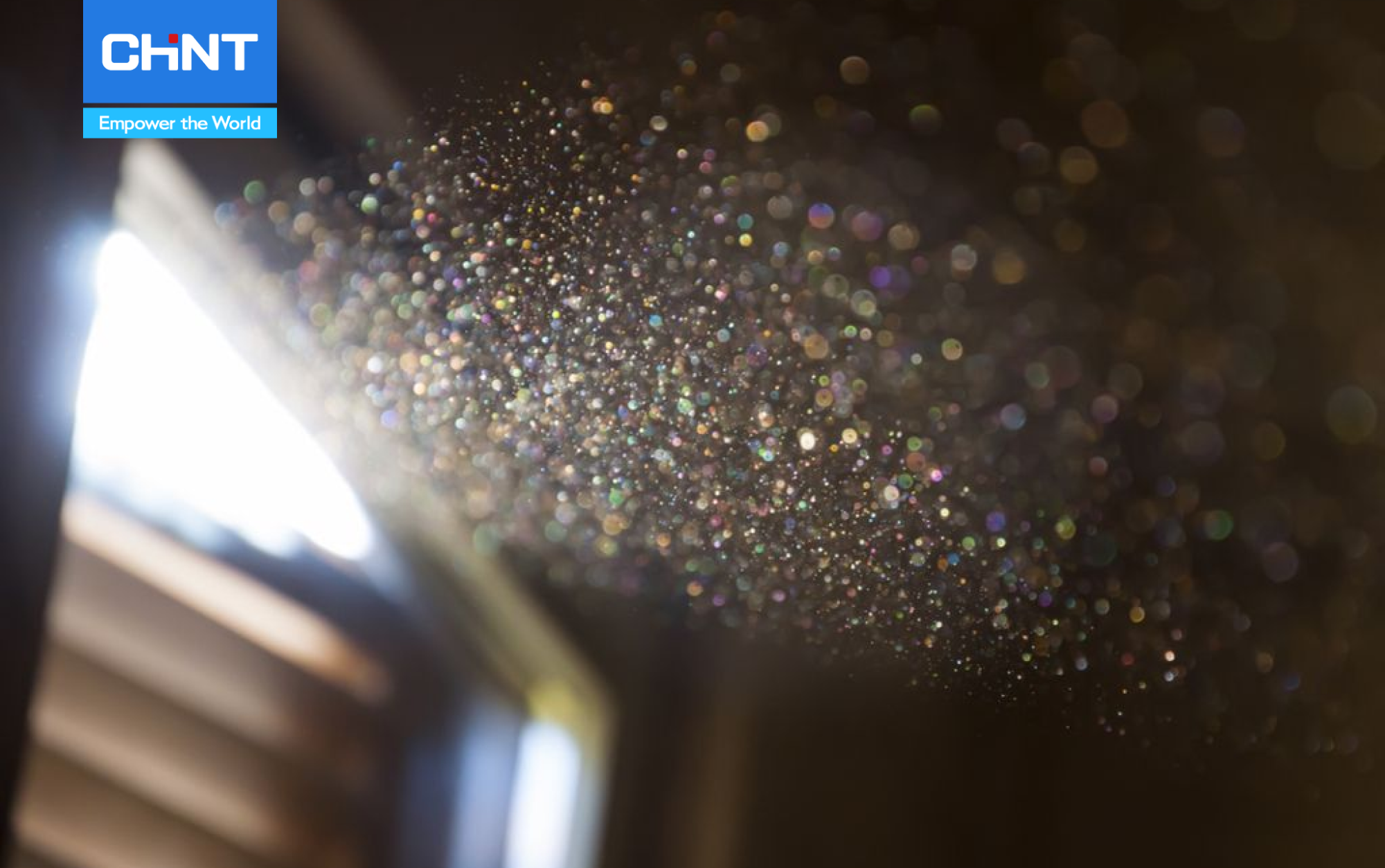 Lợi Ích Không Ngờ Từ Việc Vệ Sinh Tấm Pin Mặt Trời 1 Vệ sinh tấm pin mặt trời khi bị dính quá nhiều bụi mịn