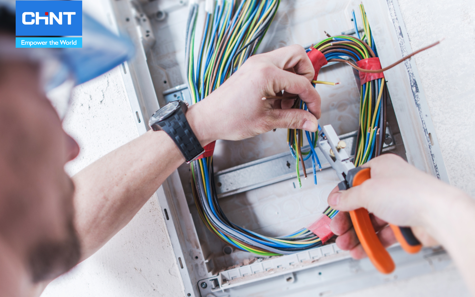 Thực hiện thi công hệ thống điện nhẹ lắp đặt tủ điện 